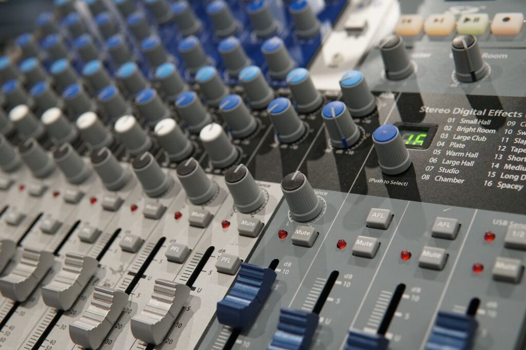 Lloguer de taules de mescles digitals i analògiques